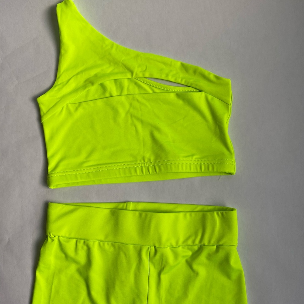 NEÓN BIKER SHORT AND TOP SET